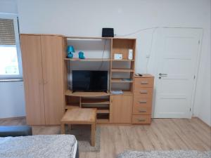 Pokój z drewnianą półką na książki i biurkiem w obiekcie Apartman Vanja w mieście Rijeka
