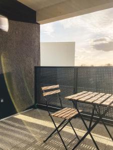 een bank en een tafel op een balkon bij Studio Le Hésingue- Near Airport, Swiss & German board in Saint-Louis