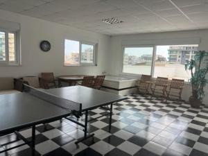 una habitación con mesas y sillas en un edificio en Happy Suites 9, en Alanya