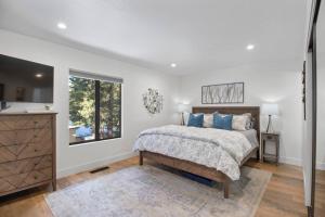 Postel nebo postele na pokoji v ubytování Fun & Air Conditioned Lake Tahoe 3 BR/2.5 BA Home