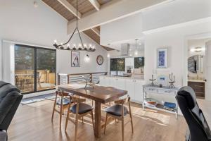 Posezení v ubytování Fun & Air Conditioned Lake Tahoe 3 BR/2.5 BA Home