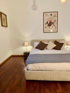 Schlafzimmer mit einem großen Bett und Holzböden in der Unterkunft Casa al porto Sea port Apartment Ancona in Ancona