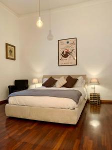 ein Schlafzimmer mit einem großen Bett und Holzböden in der Unterkunft Casa al porto Sea port Apartment Ancona in Ancona
