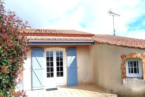ein kleines Haus mit blauen Türen in der Unterkunft Maison 4 ch*L'Aiguillon s/ Mer in LʼAiguillon-sur-Mer