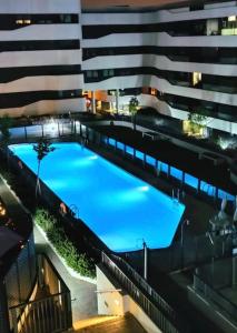 a large swimming pool in the middle of a building at Oasis Familiar, casa con jardín con ubicación Ideal in Alcobendas