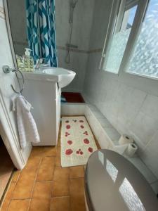 W łazience znajduje się umywalka, toaleta i umywalka. w obiekcie le Bed-Somme w mieście Saint-Valéry-sur-Somme