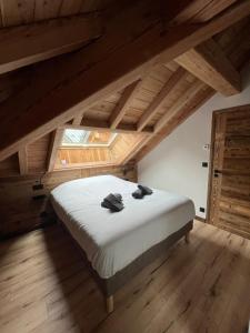 een slaapkamer met een groot bed op een zolder bij Galibier & Spirit in Valloire