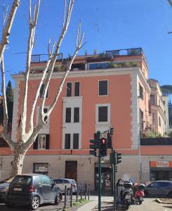 een gebouw op een straat met auto's en een verkeerslicht bij Have a nice stay in Rome 2 in Rome