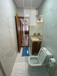 a bathroom with a toilet and a sink at Casa Amoreira in Paraty