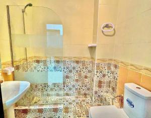 W łazience znajduje się prysznic, toaleta i umywalka. w obiekcie Tanja tanger moroco w mieście Tanger