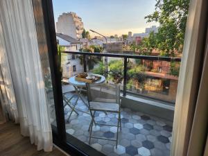 balcone con tavolo, sedia e vista di Departamento alquiler temporal a Buenos Aires