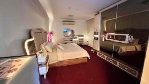 a small room with a bed and a mirror at شقة درة الإجابة السياحية in Mecca
