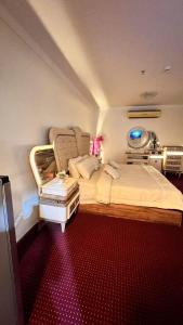 a room with a bed and a machine in it at شقة درة الإجابة السياحية in Makkah +3 photos