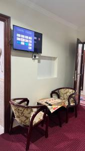 Una televisión o centro de entretenimiento en شقة المنافع الذهبية 119