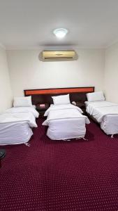 Cama o camas de una habitación en شقة المنافع الذهبية 119