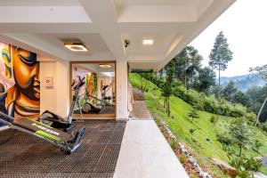 聖埃倫娜的住宿－Zen Medellin SATORI，室内健身房,墙上挂有绘画作品