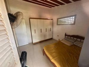 1 dormitorio con 1 cama en una habitación con ventana en Casa Grande com Piscina no Pilar en Itamaracá