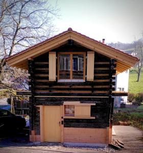 ein kleines Haus mit einem Fenster und einer Garage in der Unterkunft Gädeli in Sachseln