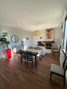 ペサックにあるLes domaniales du Pape - Maison 92m2のリビングルーム(テーブル、椅子付)