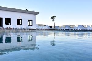 Bazén v ubytování L'escale Hôtel & Spa By 7AV HOTELS nebo v jeho okolí