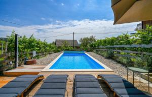 - une piscine avec des chaises longues à côté d'une clôture dans l'établissement Greta Rest House, à Sopot