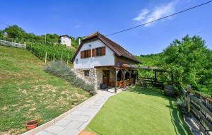 mały domek na wzgórzu z zielonym ogródkiem w obiekcie Greta Rest House w mieście Sopot