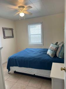 En eller flere senge i et værelse på OCHG Bay Mist Bottom