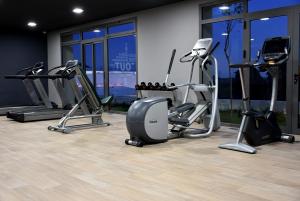 Fitness centrum a/nebo fitness zařízení v ubytování L'escale Hôtel & Spa By 7AV HOTELS