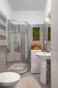 La salle de bains est pourvue d'une douche, de toilettes et d'un lavabo. dans l'établissement Sfanta Agnes self check in, à Popeşti-Leordeni
