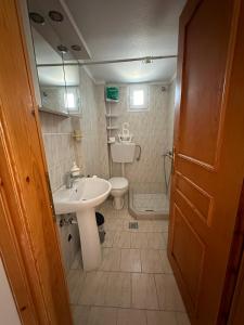 łazienka z umywalką i toaletą w obiekcie STUDIO MARGARITA w mieście Nea Plagia