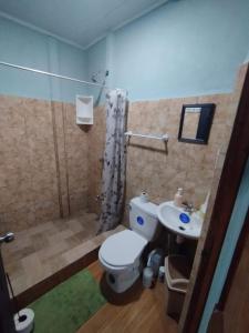 uma casa de banho com um WC e um lavatório em Green Home em Talamanca