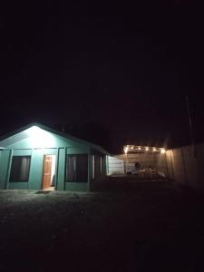 uma casa com uma luz de lado à noite em Green Home em Talamanca