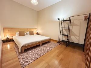 um quarto com uma cama e uma escada em Oceanus Executive em Ponta Delgada