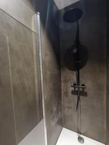 y baño con ducha y puerta de cristal. en Modern app w. authentic features, en Amberes