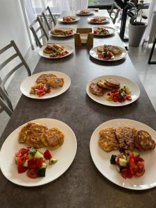 אפשרויות לארוחת צהריים ו/או ארוחת ערב המוצעות לאורחים ב-Compass Hostel Sydykova