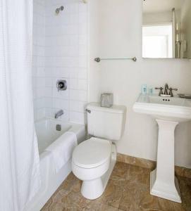 La salle de bains blanche est pourvue de toilettes et d'un lavabo. dans l'établissement PlanURstay - Spacious Midtown West Fully-Serviced - 1BR & 1BTH, à New York
