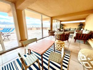 a living room with a table and chairs on a balcony at Vue exceptionnelle sur la baie de Collioure in Collioure