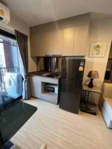 A kitchen or kitchenette at The Homey, 3 min walk to Sky train direct to CBD