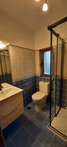 A bathroom at Apartamentos Esqueiro Még 14 kép