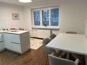 eine Küche mit einem Tisch und Stühlen im Zimmer in der Unterkunft apartmán Alexandra in Prievidza