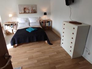 1 dormitorio con 1 cama y vestidor en Emily's Garden en Lintrup