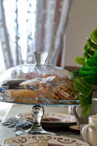 um prato de vidro com comida numa mesa em Giramondo Guest house em Fiumicino