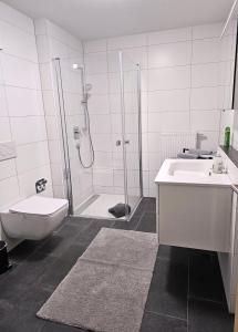 een badkamer met een douche, een toilet en een wastafel bij MY HOME N 35/2 in Villingen-Schwenningen