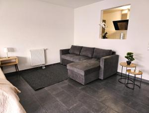 een woonkamer met een bank en een bed bij MY HOME N 35/2 in Villingen-Schwenningen