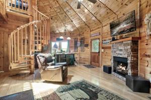 Televízia a/alebo spoločenská miestnosť v ubytovaní Smoky Mountain Family Cabin W Pool & Games