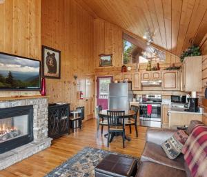 sala de estar con sofá y chimenea en 1br Hideaway Cabin With Jet Tub, View & Fireplace en Sevierville