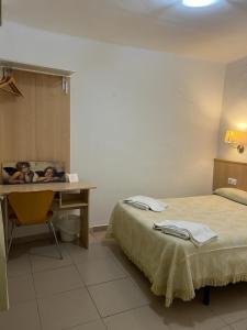 Postel nebo postele na pokoji v ubytování Hostal Alhambra Tarragona