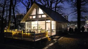 ein kleines Haus wird nachts beleuchtet in der Unterkunft Entire beautiful lakefront house in Västerås