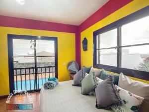 een woonkamer met kleurrijke muren en een bank bij Rincón Oasis Nazaret in Nazaret