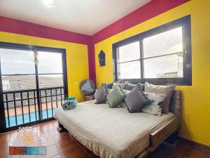 a bedroom with a bed with a view of the ocean at Rincón Oasis Nazaret in Nazaret